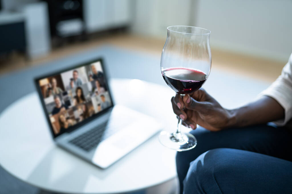 Virtual Wine Tasting Dinner Event Online met behulp van laptop - Foto, afbeelding