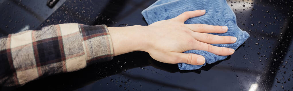 Vágott kilátás férfi rongy tisztítás nedves autó, banner  - Fotó, kép