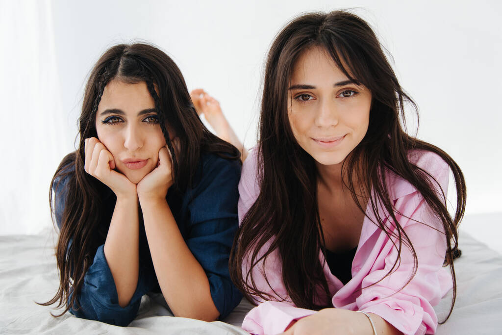 Gülümseyen Ermeni kadınlar sıkılmış bir arkadaşa kameraya bakıyorlar - Fotoğraf, Görsel