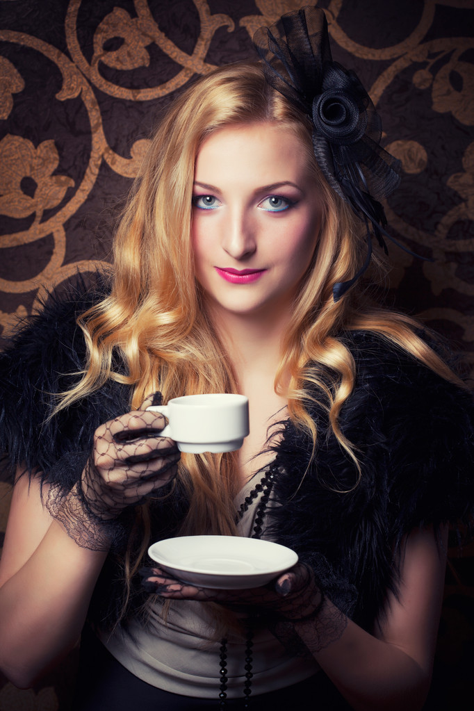Donna che beve caffè - Foto, immagini