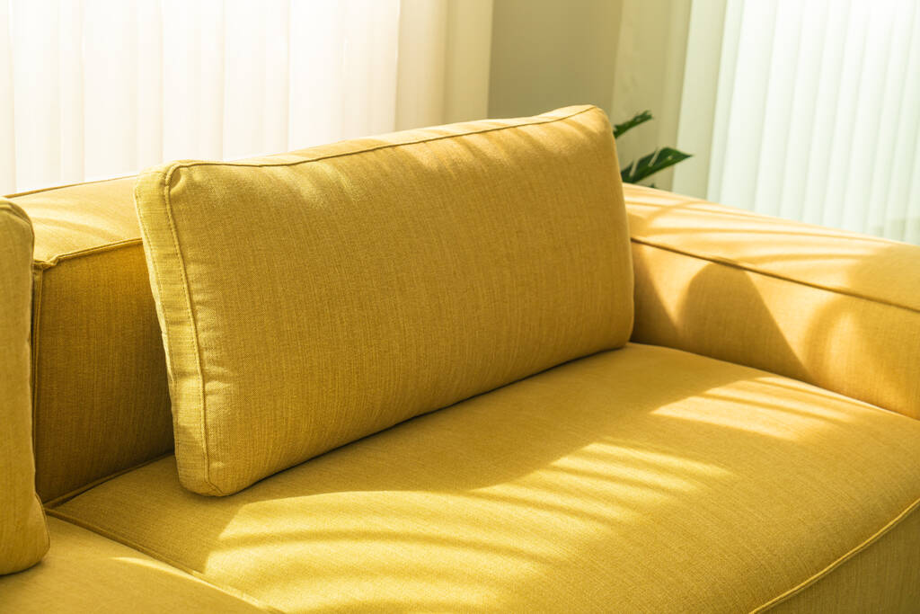 pusty złoty musztarda sofa w salonie - Zdjęcie, obraz