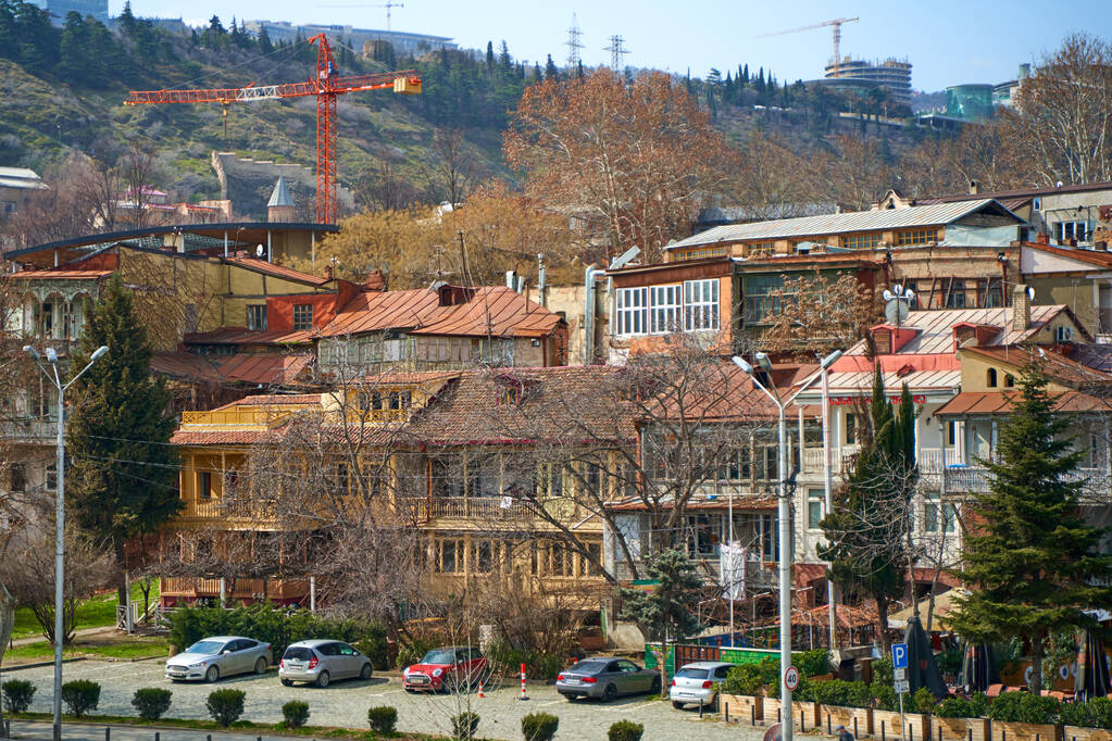 Kaupunkimaisema, vanhan viihtyisän Tbilisin kaupungin arkkitehtuuri. Tbilisi, Georgia - 03.16.2021 - Valokuva, kuva