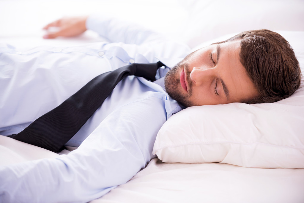 Чоловік у сорочці та краватці спить у ліжку
 - Фото, зображення