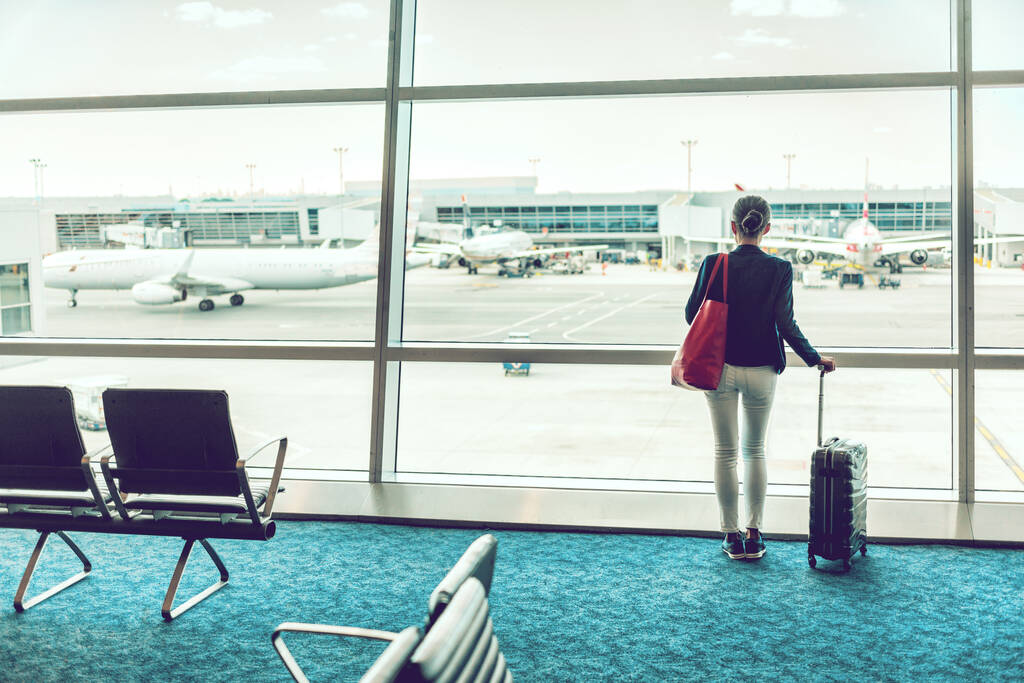 空港ラウンジで待っている旅行業者の女性 - 写真・画像