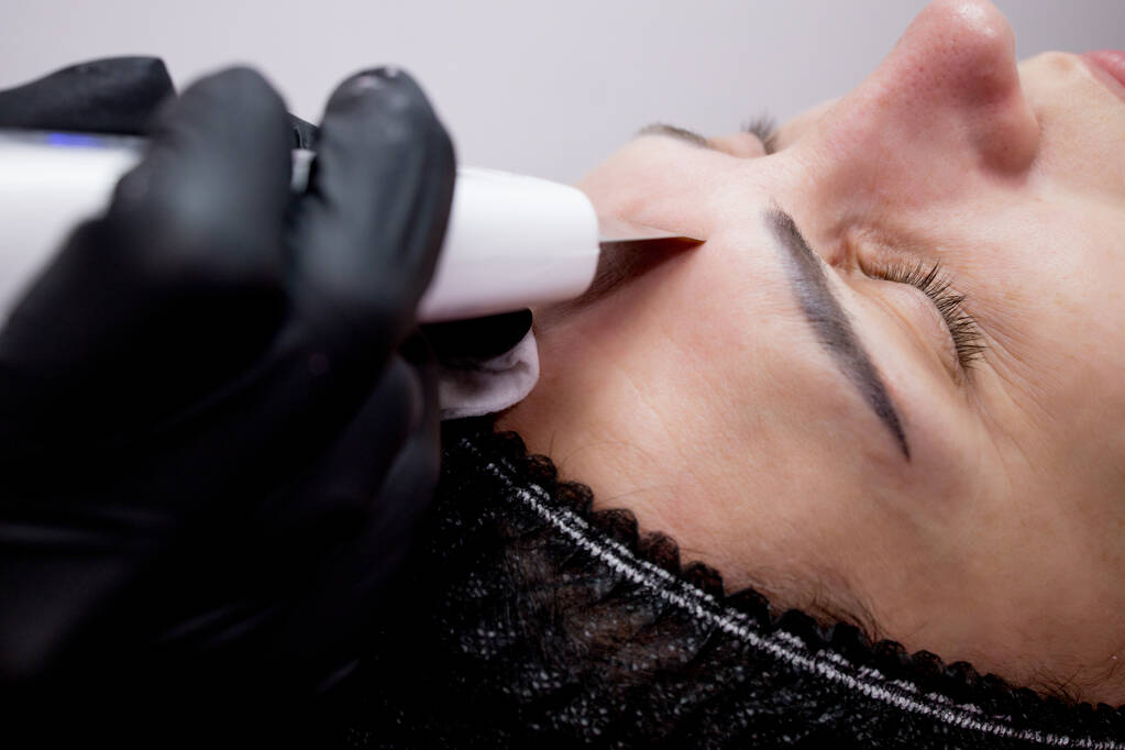 Mujer joven recibiendo ultrasonido cavitación descamación facial limpieza. Cosmetología facial cuidado de la piel tratamiento limpieza - Foto, imagen
