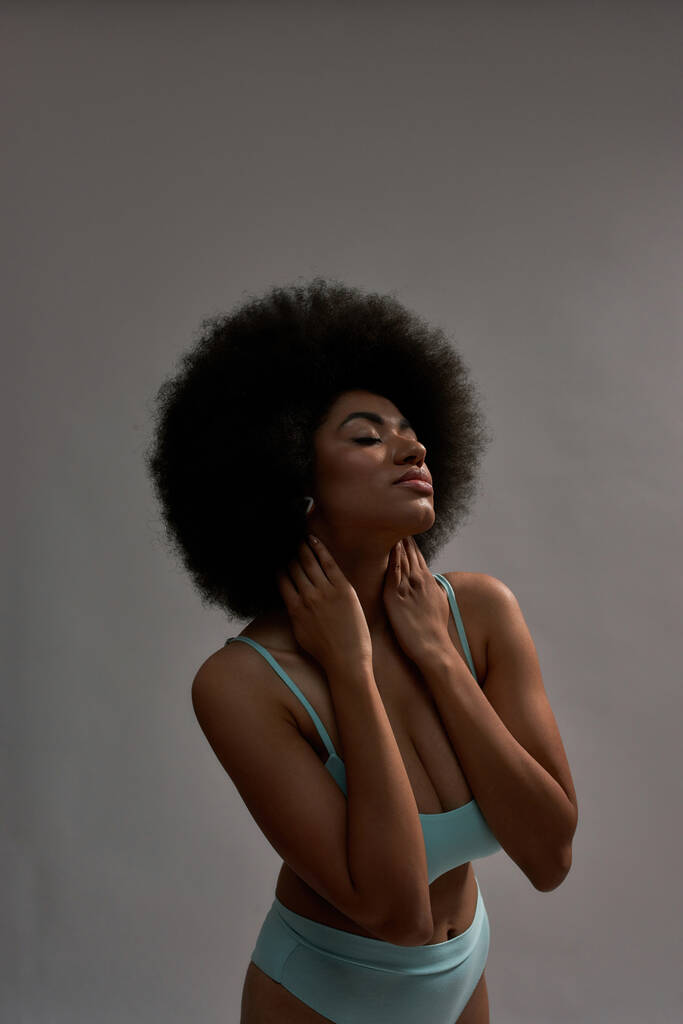 Baştan çıkarıcı, mavi iç çamaşırlı Afro-Amerikan kadın. - Fotoğraf, Görsel