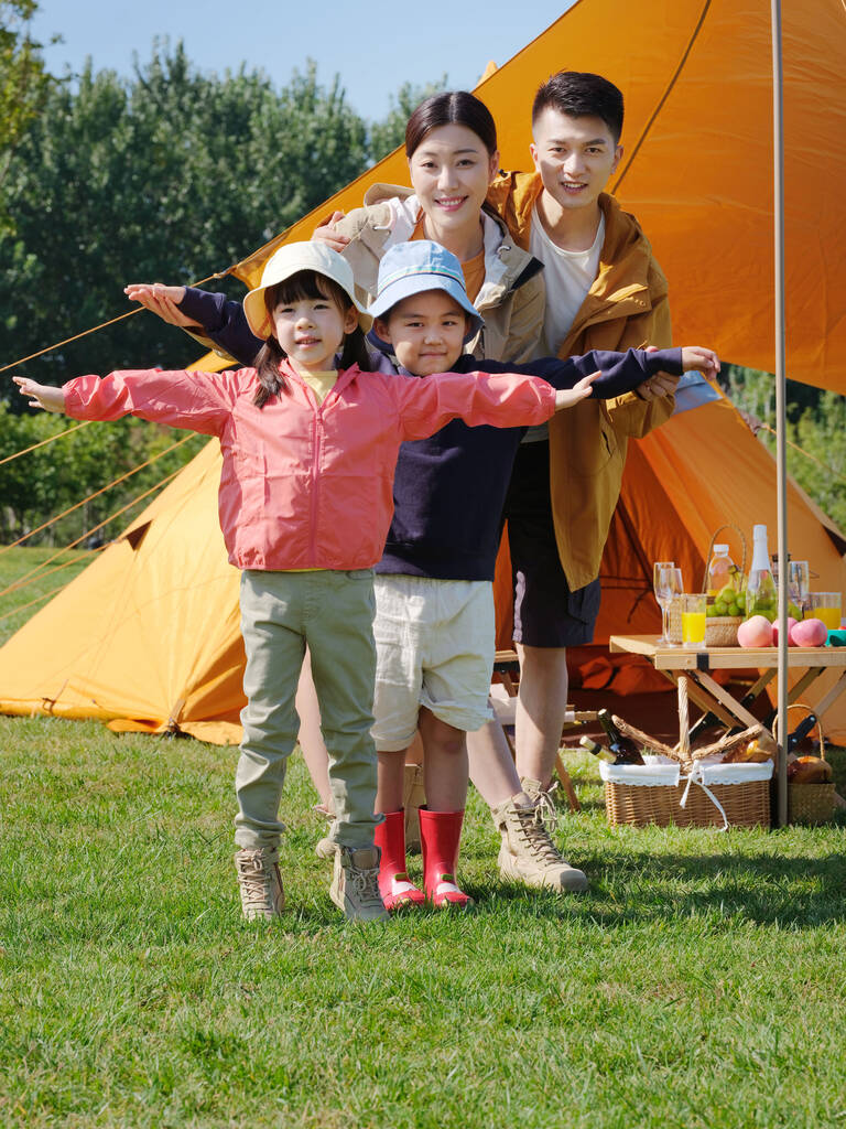 Šťastná čtyřčlenná rodina v parku - Fotografie, Obrázek