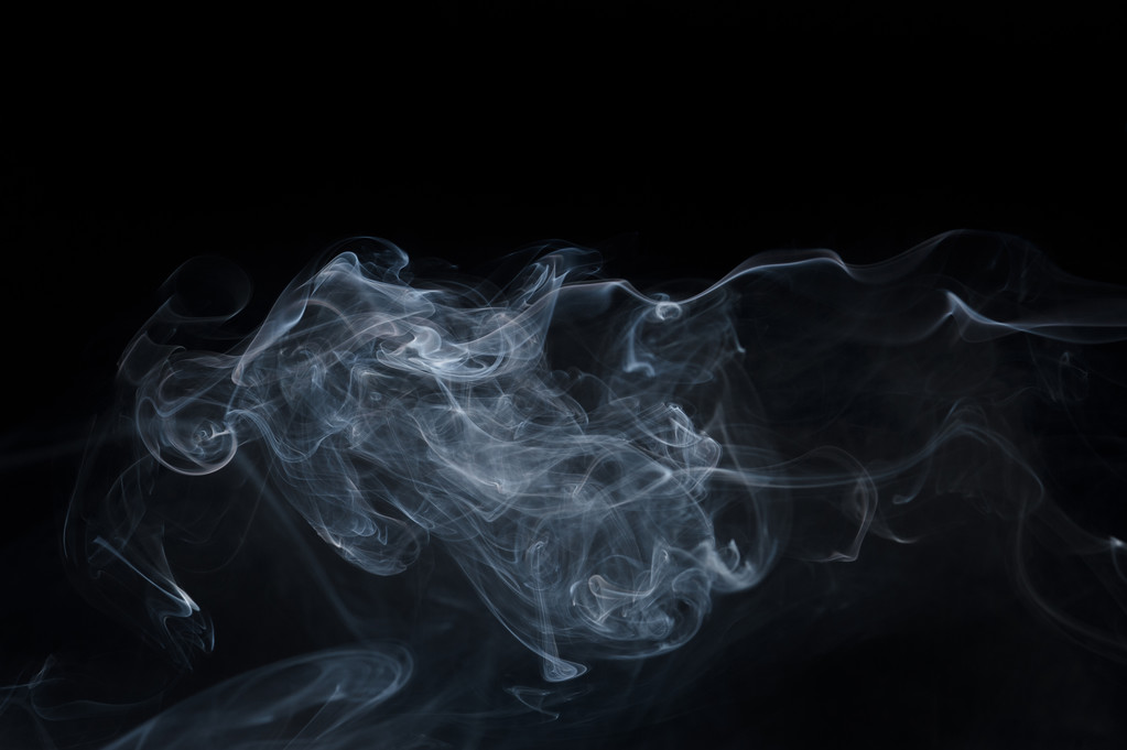 fumo astratto si muove su uno sfondo nero - Foto, immagini