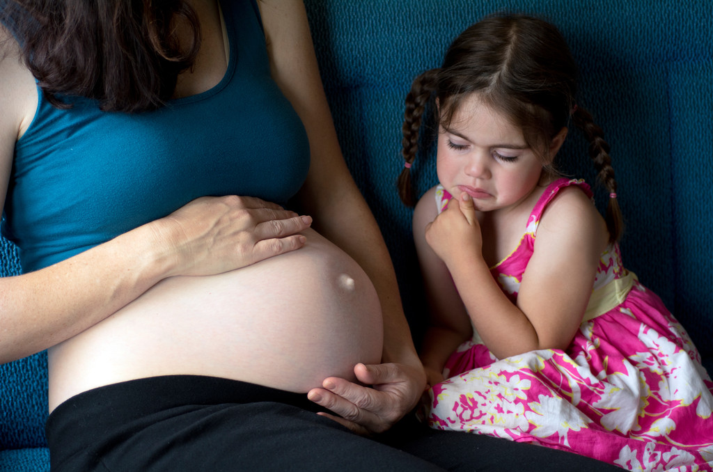 zwangere vrouw familie - Foto, afbeelding