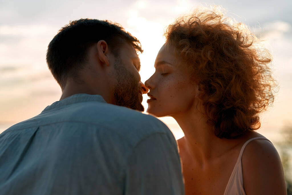 Ritratto di giovane coppia caucasica che bacia teneramente - Foto, immagini