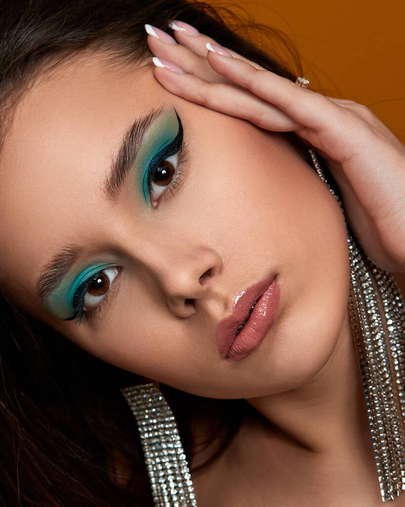 jonge vrouw met blauwe oogschaduw make-up - Foto, afbeelding