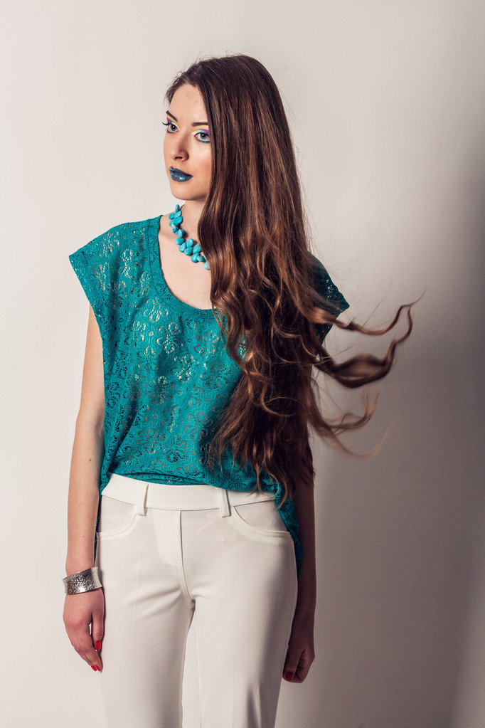 Schönheitsporträt einer jungen Frau mit langen Haaren. hell, sommerlich, professionelles Make-up. - Foto, Bild
