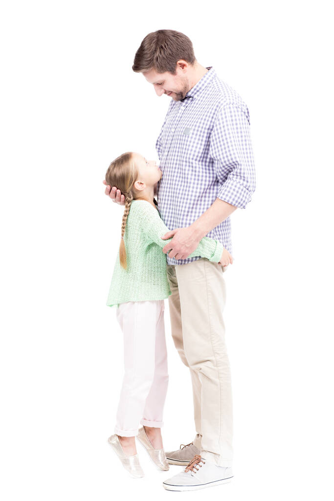 Дівчина обіймає батька
 - Фото, зображення