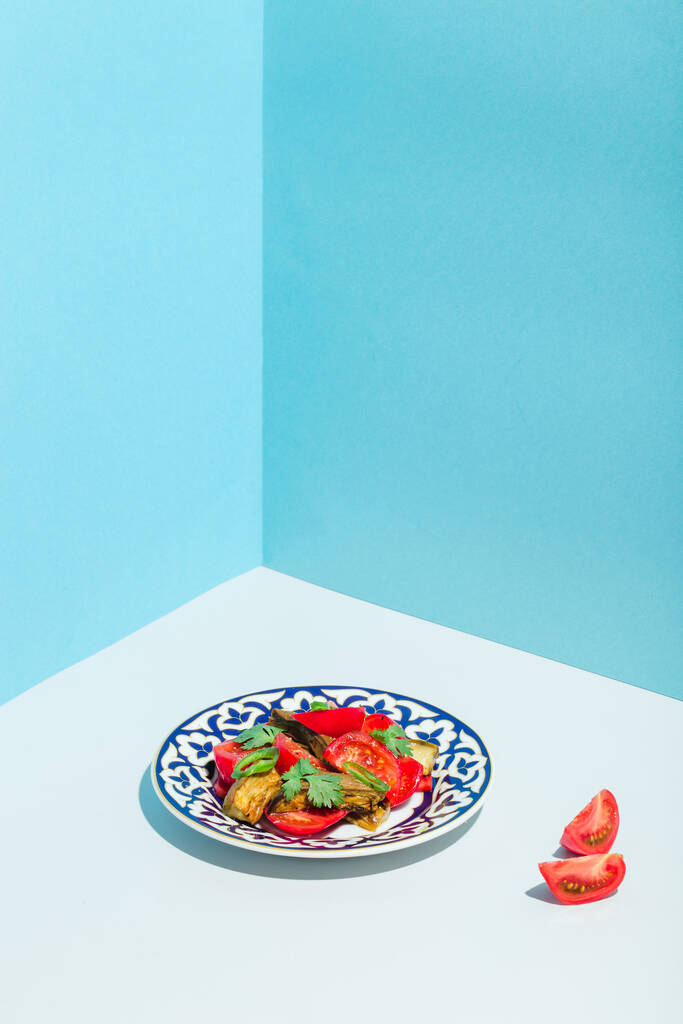 Insalata con melanzane di pomodori e persistono minimalismo moderno - Foto, immagini