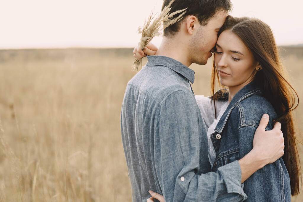 Heureux couple amoureux dans le champ de blé au coucher du soleil - Photo, image