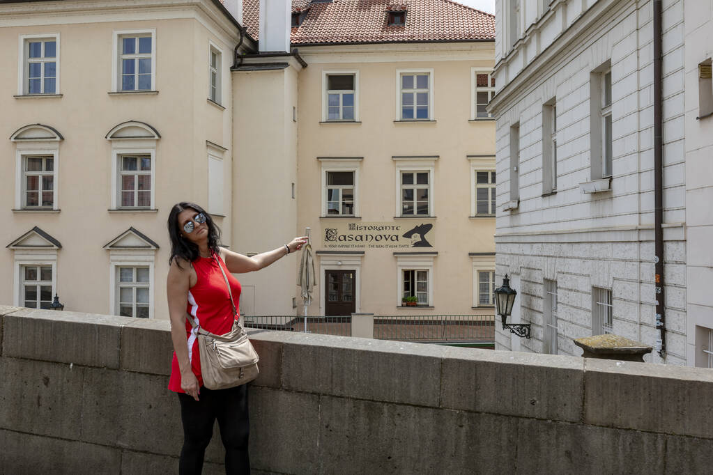 Onnellinen aikuinen nainen poseeraa Prahan kadulla - Valokuva, kuva