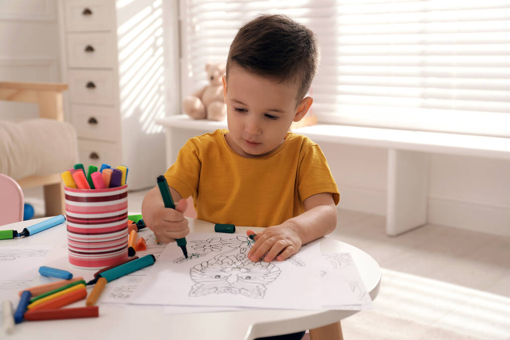 Nettes Kind Färbung Zeichnung am Tisch im Zimmer - Foto, Bild