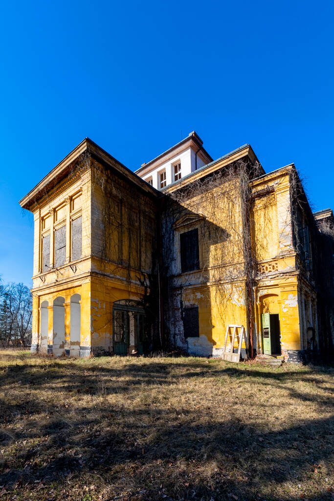 Barcs, Ungarn - Ruinen des Landes des Grafen Szechenyi aus dem 18. Jahrhundert in frühlingshafter Umgebung. - Foto, Bild