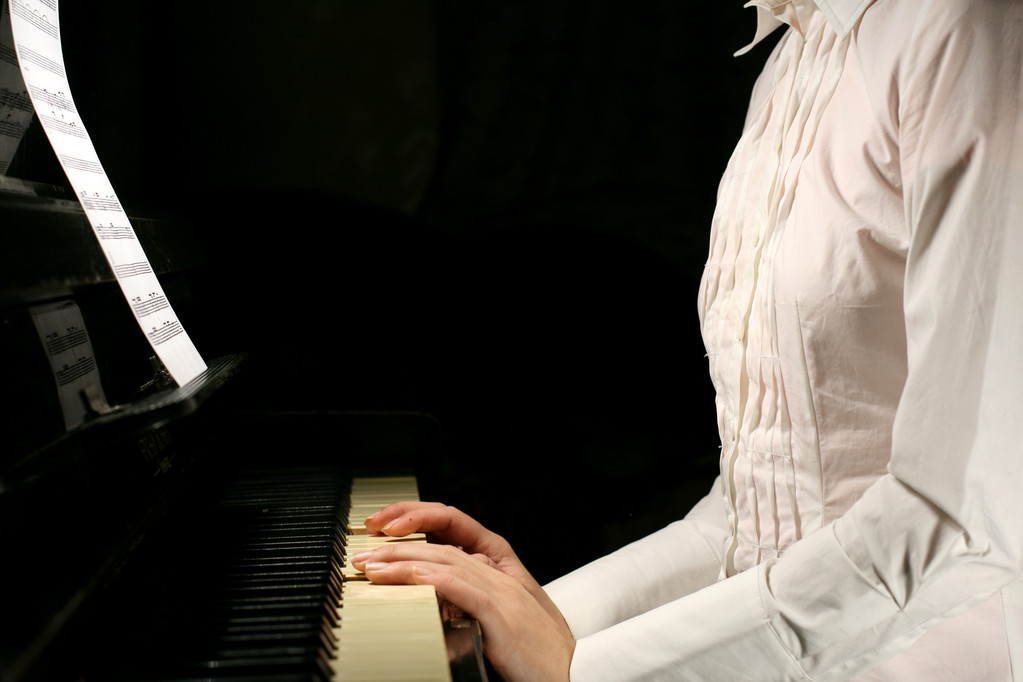 Женщина играет на пианино
 - Фото, изображение