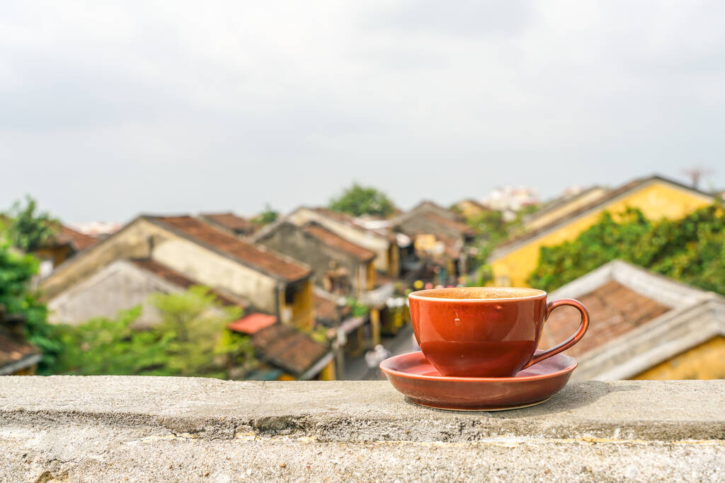 Kopje Cappuccino op het dak in Hoi An - Foto, afbeelding