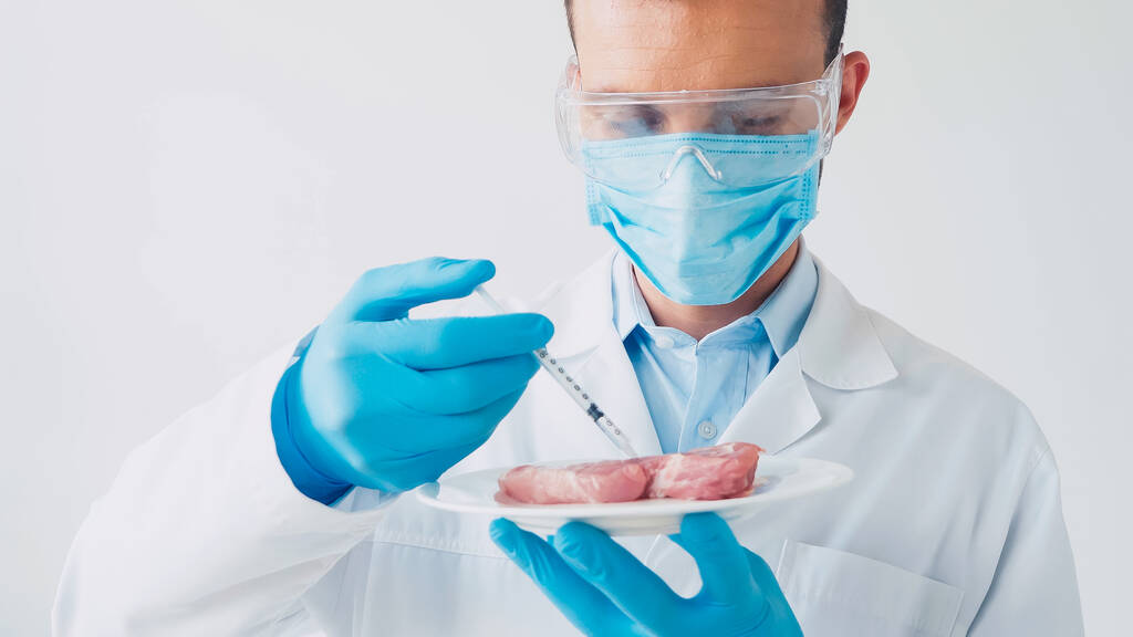scienziato siringa per iniezione in pezzo di maiale isolato su bianco - Foto, immagini