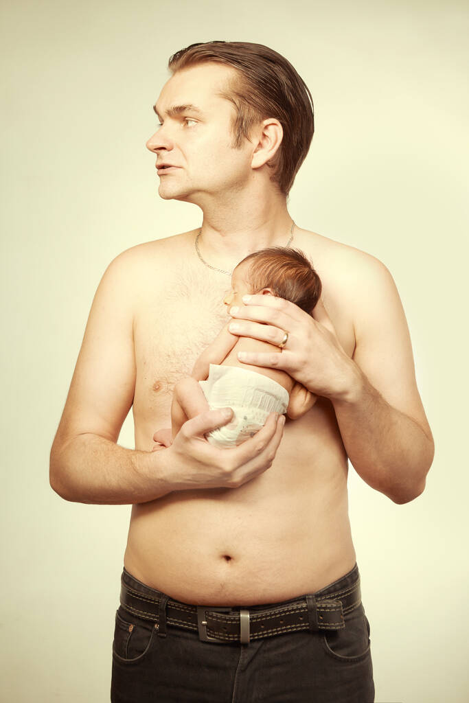 Father holding his newborn baby boy on his chest - Foto, immagini