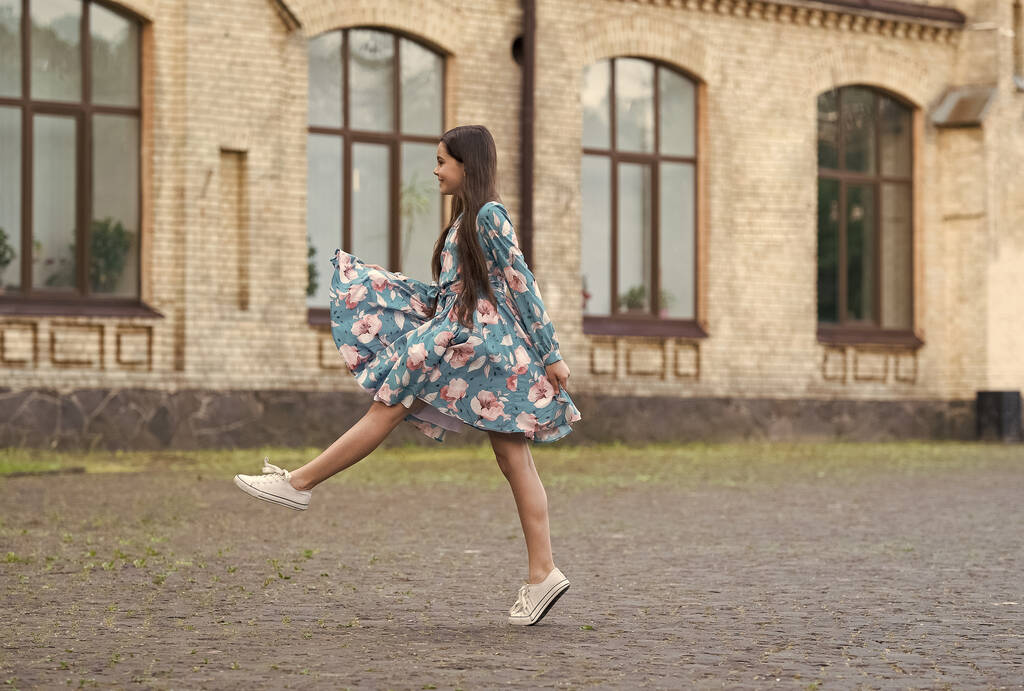 Fille robe d'été voltige en mouvement fond urbain, concept de fraîcheur - Photo, image
