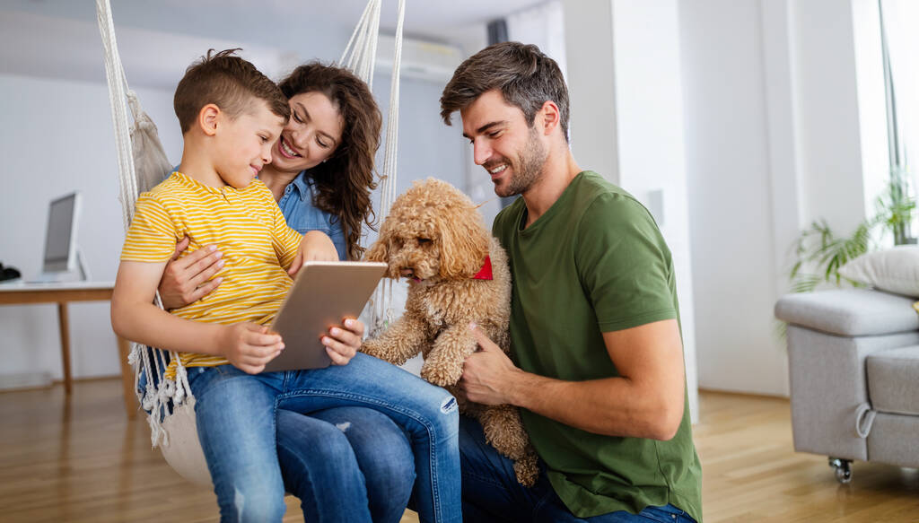 Felice famiglia moderna utilizzando il computer insieme a casa. Tecnologia, concetto di persone. - Foto, immagini