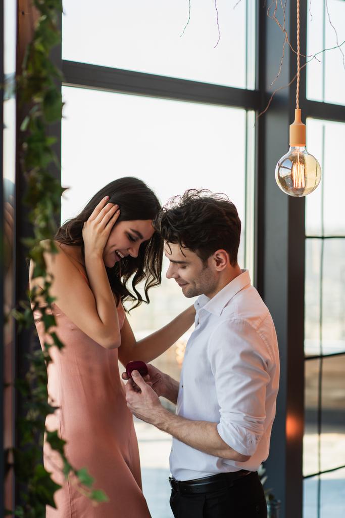 glücklicher Mann macht Freundin im Slip-Kleid einen Heiratsantrag - Foto, Bild