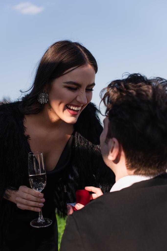 hombre haciendo propuesta a la mujer feliz con copa de champán  - Foto, Imagen