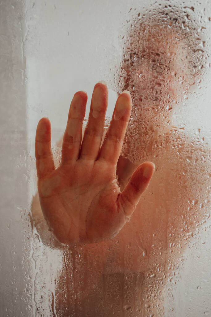 Chica limpieza llorando puerta de cristal en la ducha - Foto, imagen