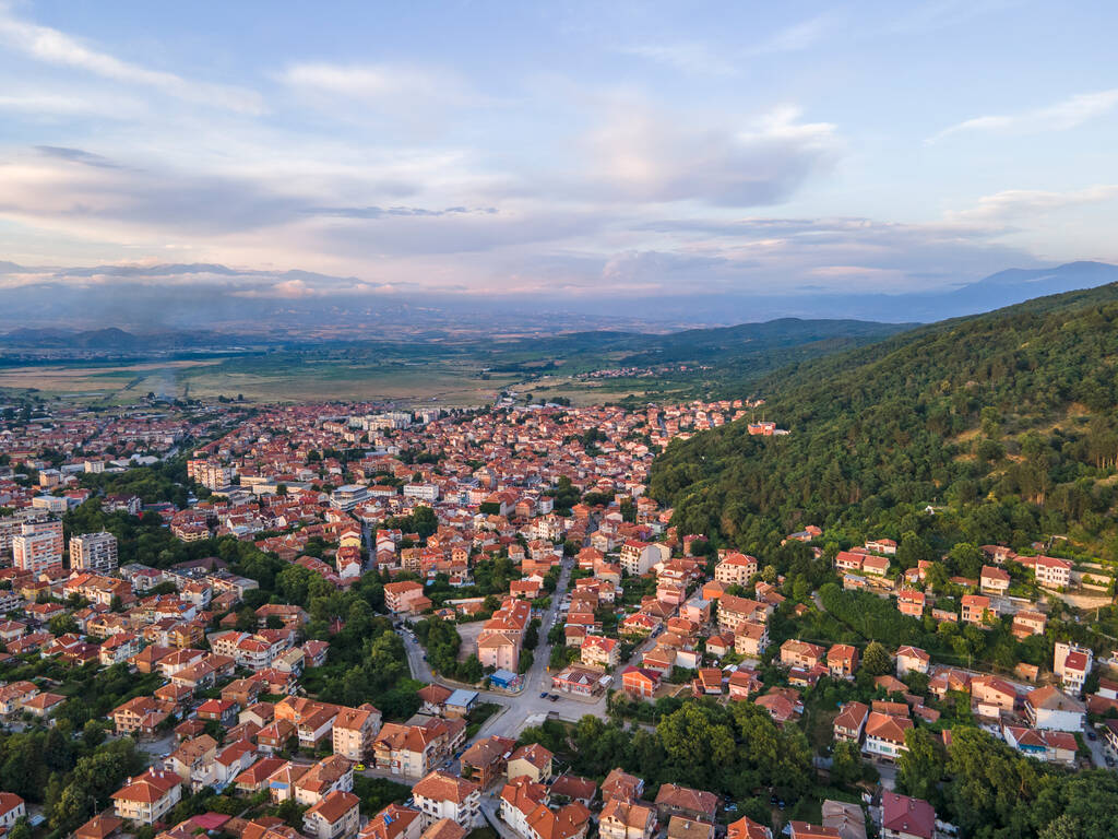 Increíble vista aérea puesta del sol de la ciudad de Petrich, región de Blagoevgrad, Bulgaria - Foto, imagen