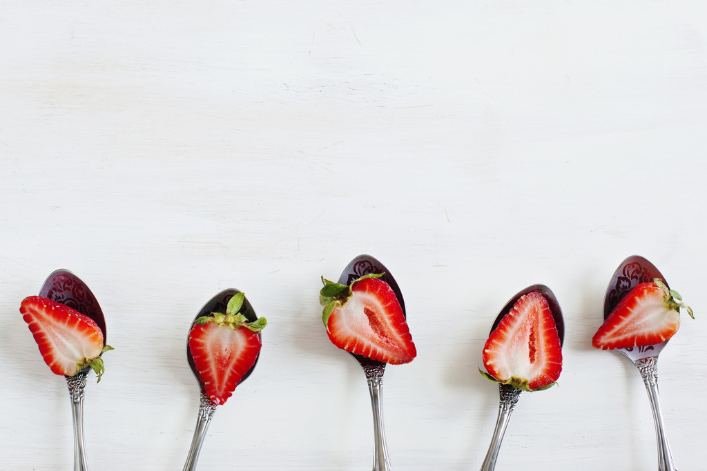 frische Erdbeeren in Löffeln - Foto, Bild