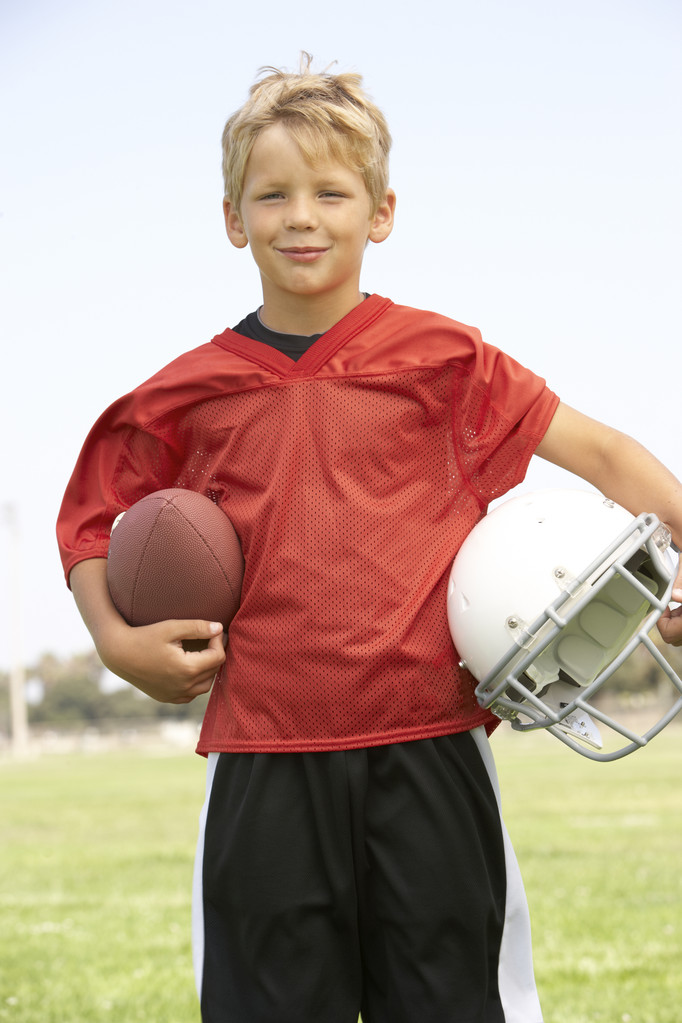 młody chłopak gra futbol amerykański - Zdjęcie, obraz