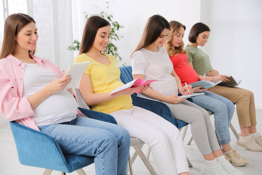 Ομάδα εγκύων γυναικών σε μαθήματα για μέλλουσες μητέρες σε εσωτερικούς χώρους - Φωτογραφία, εικόνα