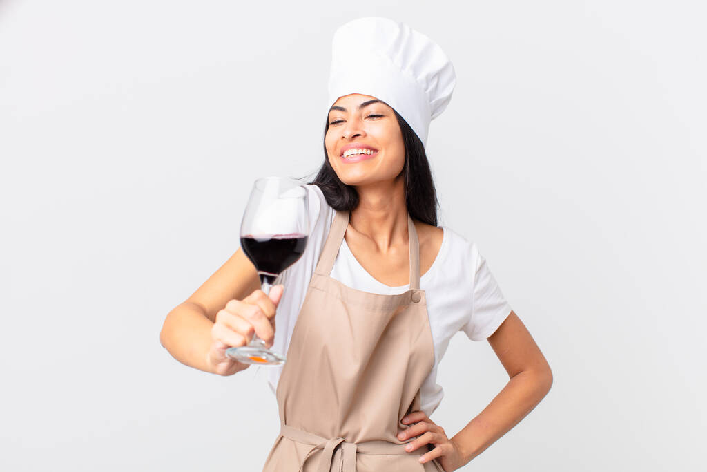 hispánec hezká kuchařka drží sklenici vína - Fotografie, Obrázek