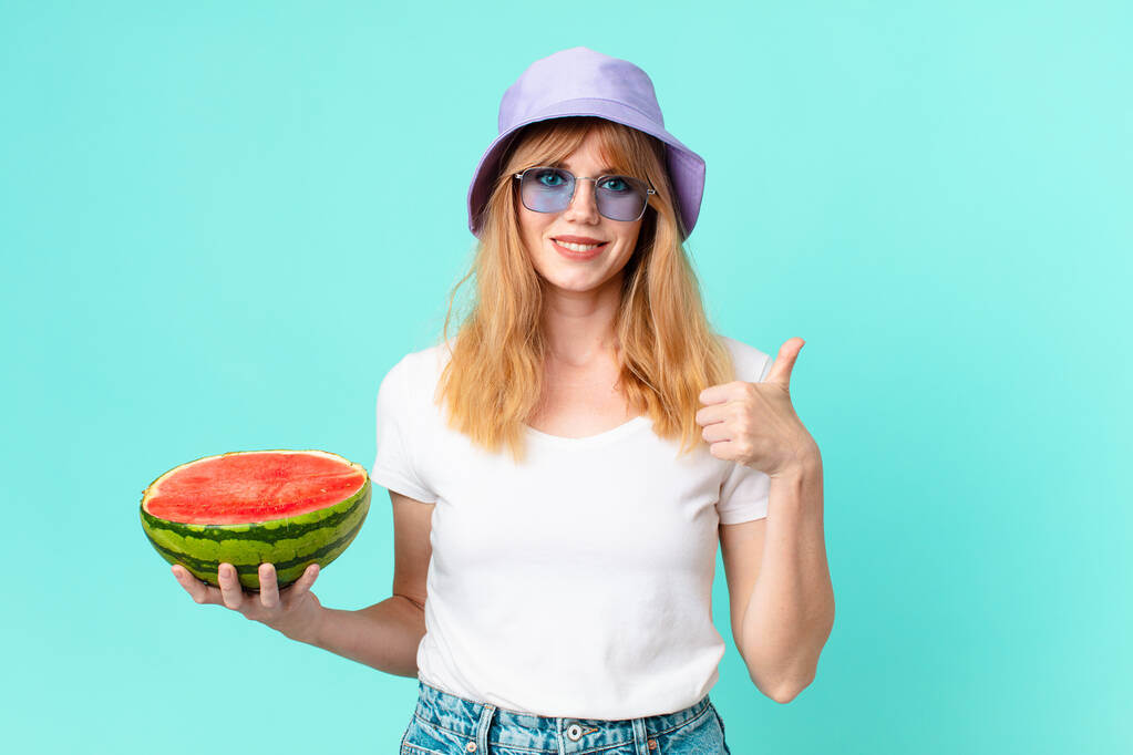 hübsche Frau mit rotem Kopf und Wassermelone in der Hand. Sommerkonzept - Foto, Bild