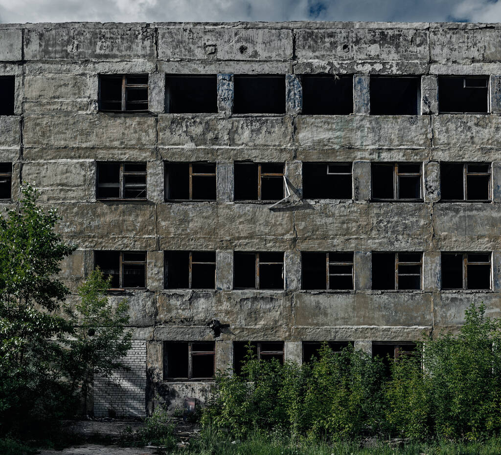distrutto grande edificio in cemento abbandonato in una giornata estiva - Foto, immagini