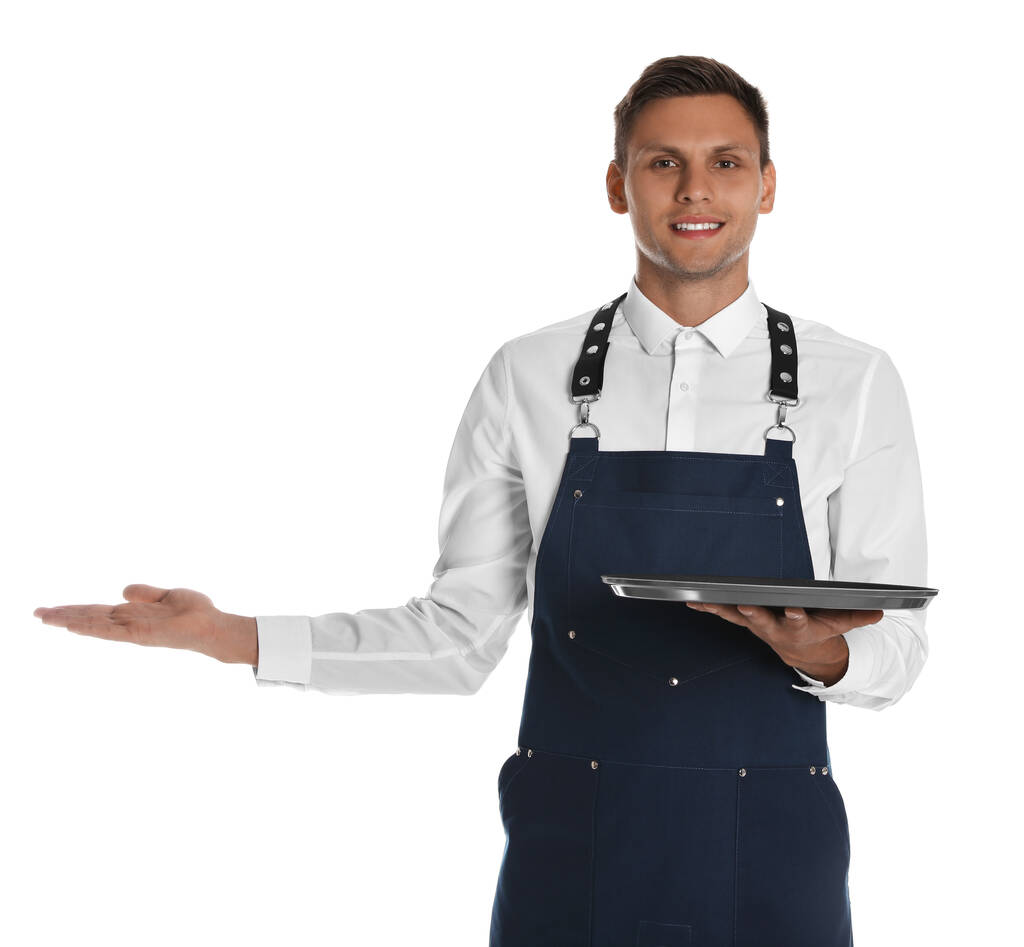 Ritratto di giovane cameriere felice con vassoio su sfondo bianco - Foto, immagini