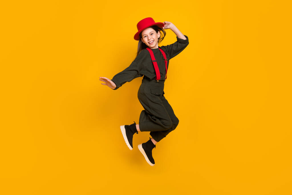 Täyspitkä kehon koko näkymä ihana iloinen tyttö hyppäämällä poseeraa loma loma eristetty kirkkaan keltainen väri tausta - Valokuva, kuva