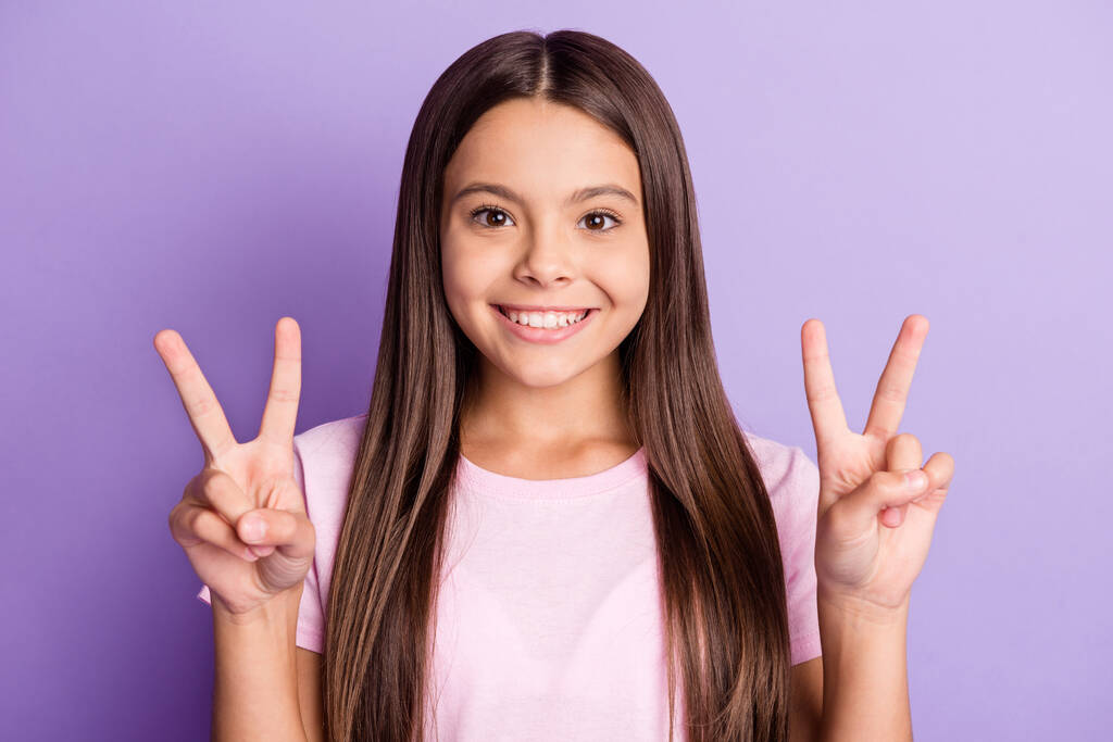 Fotografie mladé veselá dívka šťastný pozitivní úsměv show mír cool V-sign izolované přes fialové barvy pozadí - Fotografie, Obrázek