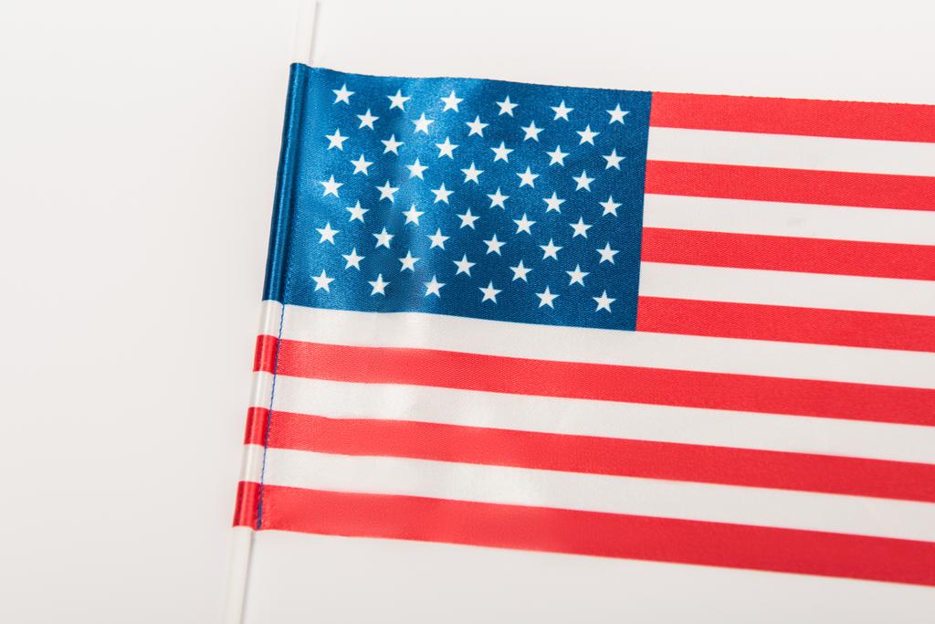κορυφαία άποψη της αμερικανικής σημαίας με αστέρια και ρίγες που απομονώνονται σε λευκό  - Φωτογραφία, εικόνα