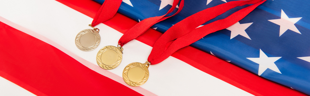 vista de ángulo alto de medallas de oro en la bandera americana, bandera - Foto, Imagen