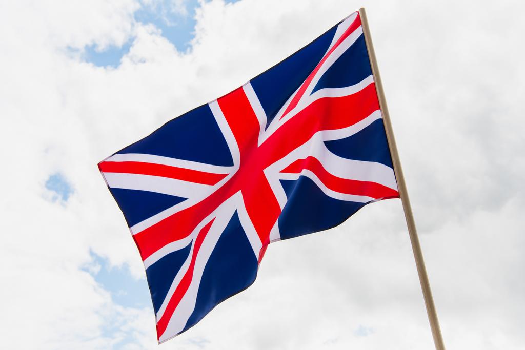 национальный флаг Соединенного Королевства с красным крестом против неба  - Фото, изображение