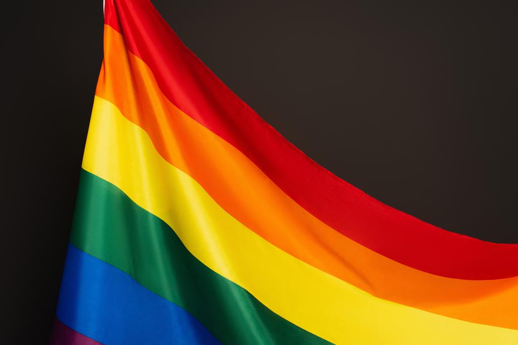 χρώματα ουράνιου τόξου στη σημαία lgbt που απομονώνονται σε μαύρο - Φωτογραφία, εικόνα