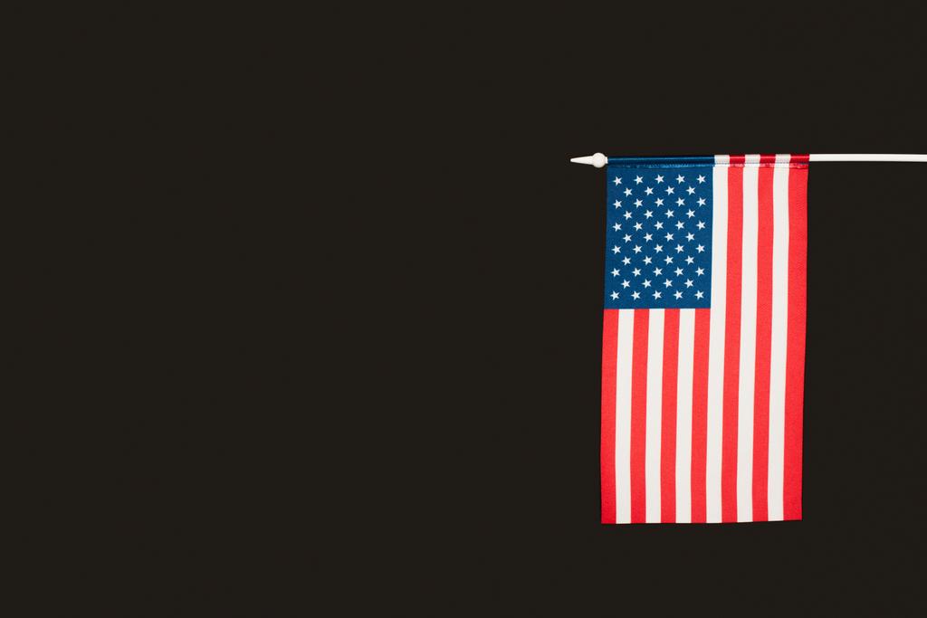 drapeau d'Amérique avec des étoiles et des rayures isolées sur noir - Photo, image