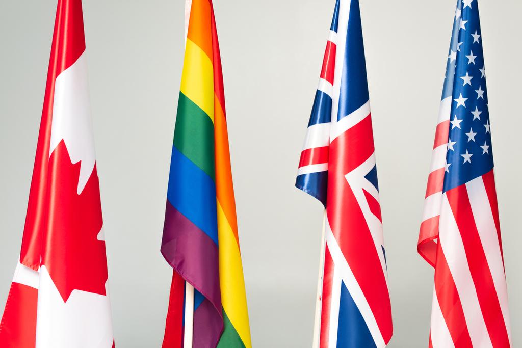 アメリカ、カナダ、イギリス、イギリスの国旗とイギリスの国旗がグレーで区切られています - 写真・画像