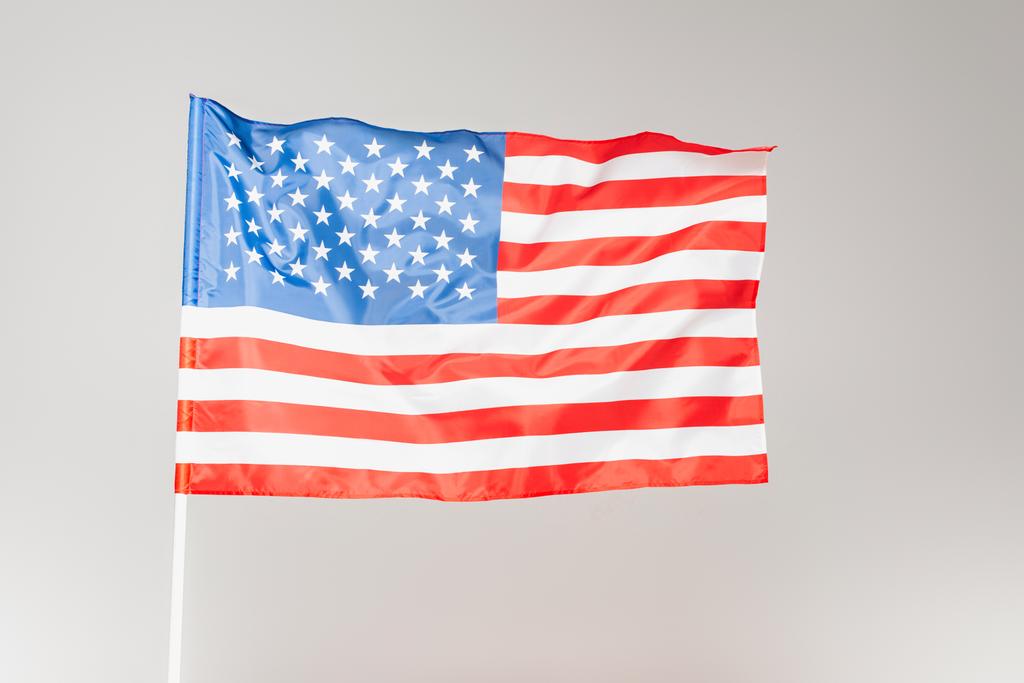 americká vlajka s hvězdami a pruhy izolovanými na šedé - Fotografie, Obrázek