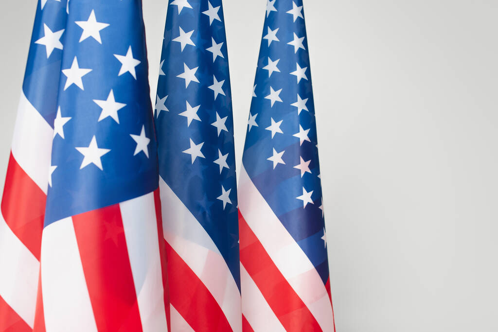 rode en blauwe vlaggen van Amerika geïsoleerd op grijs - Foto, afbeelding