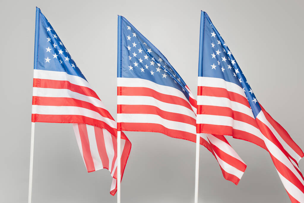 красный и синий американские флаги со звездами и полосками изолированы на сером - Фото, изображение